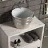 Lavabo Sospeso/Appoggio Bacile Cm.Ø46,5 H30 Con Anelli In Ceramica Lucido Argento -Bagno Negozio 20492 scenografia lavabo bacile argento satinato 1